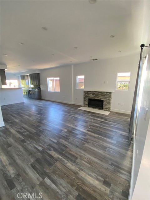 Detail Gallery Image 2 of 7 For 13815 Vanowen St, Van Nuys,  CA 91405 - 3 Beds | 3 Baths