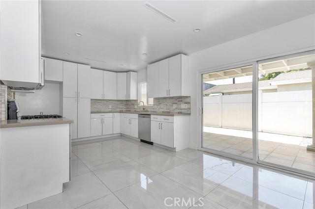 6015 Laurelgrove Avenue, North Hollywood CA: https://media.crmls.org/medias/06dac301-6131-468c-9d8b-83315103b878.jpg