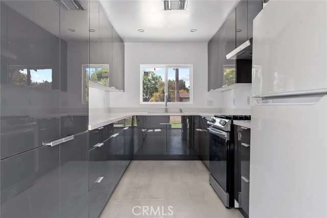 22723 Leonora Drive, Woodland Hills CA: https://media.crmls.org/medias/06dd33b0-61c0-41ba-adc3-5b5fb13752c3.jpg