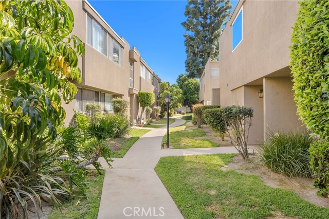 Detail Gallery Image 24 of 28 For 18110 Killion St #2,  Tarzana,  CA 91356 - 3 Beds | 2/1 Baths