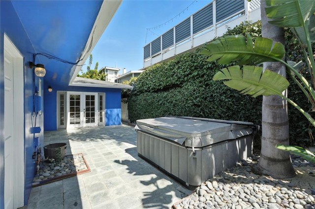 Detail Gallery Image 3 of 31 For 414 N Gertruda #B,  Redondo Beach,  CA 90277 - 3 Beds | 2 Baths