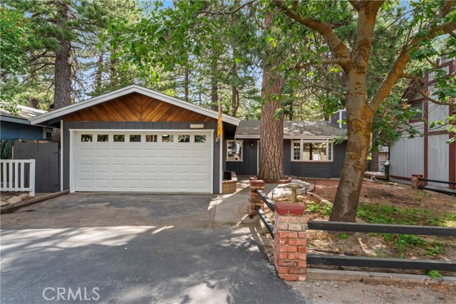 1381 Blackfoot W Trail, Lake Arrowhead CA: https://media.crmls.org/medias/06df3b77-2a64-41fe-83c3-2bd0be0da54c.jpg