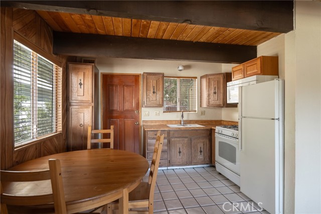 Detail Gallery Image 8 of 28 For 42587 Falcon Ave, Big Bear Lake,  CA 92315 - 2 Beds | 2 Baths