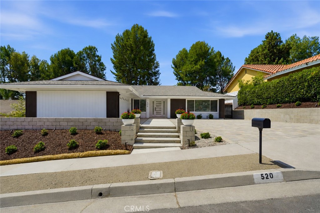 520 W Country Hills