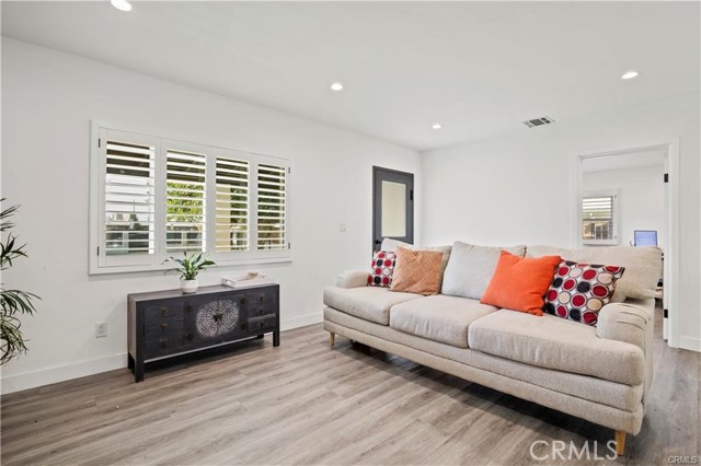 Detail Gallery Image 7 of 7 For 4321 Apricot Rd, Simi Valley,  CA 93063 - 3 Beds | 2 Baths