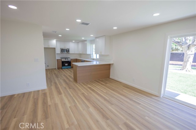 2122 W 10th Street, Santa Ana CA: https://media.crmls.org/medias/06e84c0a-ffb4-49aa-9390-42b5d5204f6a.jpg