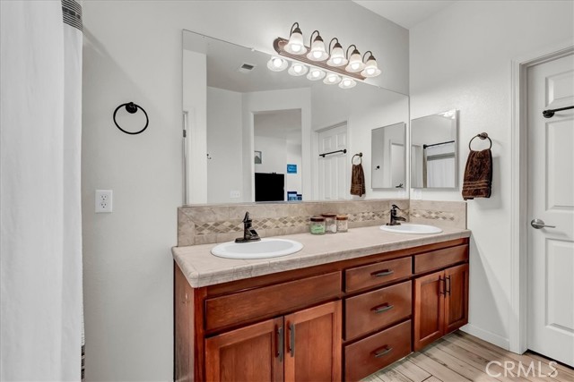 1774 Homestead Way, Lemoore CA: https://media.crmls.org/medias/06e8a5e5-c944-4637-a4e8-5f944b22e1da.jpg