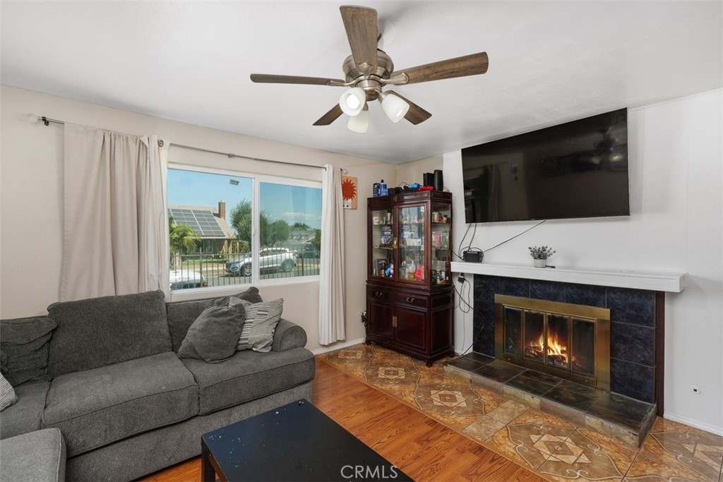 MLS #OC25201281 image #5