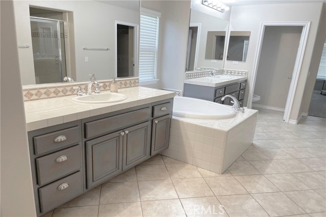 27123 Coral Bells Way, Murrieta CA: https://media.crmls.org/medias/06edbed2-8035-49f4-8f99-d31cd9c2b83a.jpg