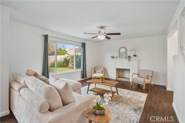 Detail Gallery Image 3 of 25 For 1504 Santiago Ct, Bakersfield,  CA 93307 - 4 Beds | 2/1 Baths