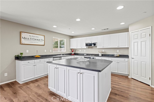 Detail Gallery Image 15 of 65 For 44315 Stadium Ct, Lancaster,  CA 93535 - 5 Beds | 2/1 Baths