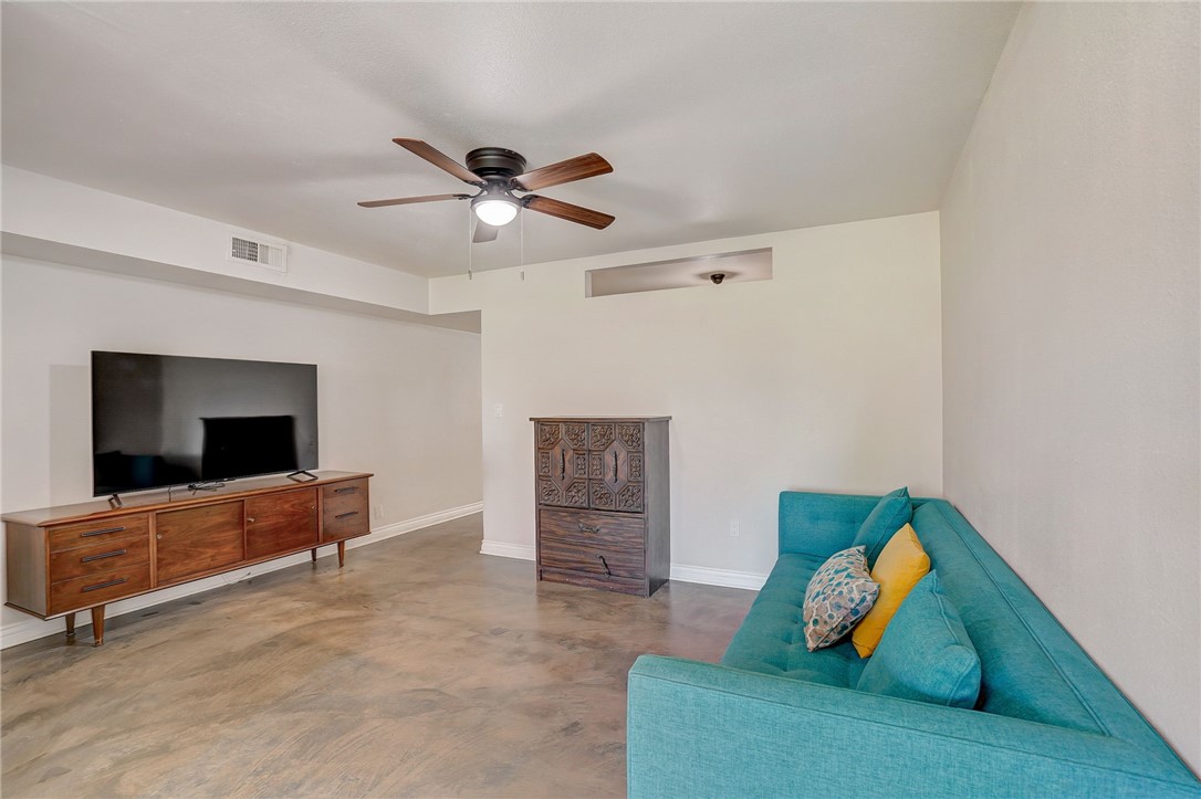 Detail Gallery Image 3 of 25 For 5300 E Waverly Dr #F15,  Palm Springs,  CA 92264 - 1 Beds | 1/1 Baths