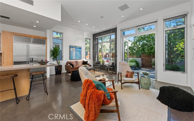 Detail Gallery Image 5 of 21 For 117 Park Pl, Venice,  CA 90291 - 4 Beds | 3/1 Baths