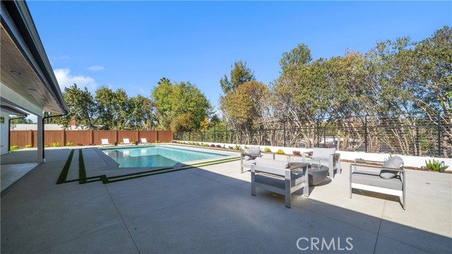 Detail Gallery Image 30 of 38 For 18829 Paseo Nuevo Dr, Tarzana,  CA 91356 - 4 Beds | 4/1 Baths