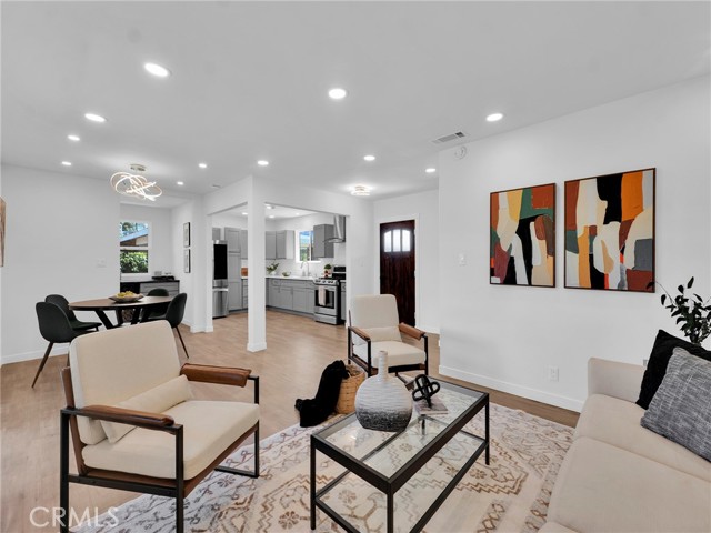 Detail Gallery Image 10 of 22 For 10050 Gloria Ave, Granada Hills,  CA 91343 - 3 Beds | 2/1 Baths