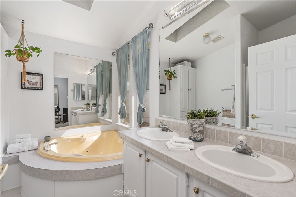 MLS #OC25215640 image #25