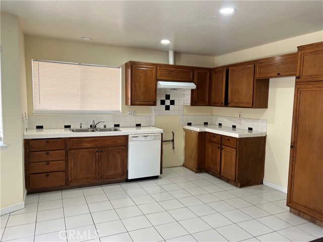 924 N Quince Avenue, Rialto CA: https://media.crmls.org/medias/07036283-b4d4-4a84-a160-683739f66160.jpg