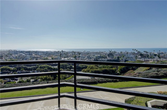 Detail Gallery Image 3 of 21 For 200 Paris Ln #311,  Newport Beach,  CA 92663 - 2 Beds | 2 Baths