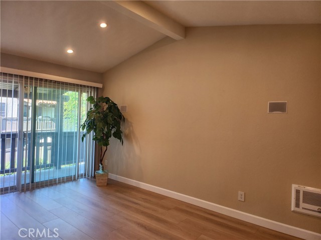 Detail Gallery Image 3 of 21 For 1345 Cabrillo Park #E10,  Santa Ana,  CA 92701 - 1 Beds | 1 Baths