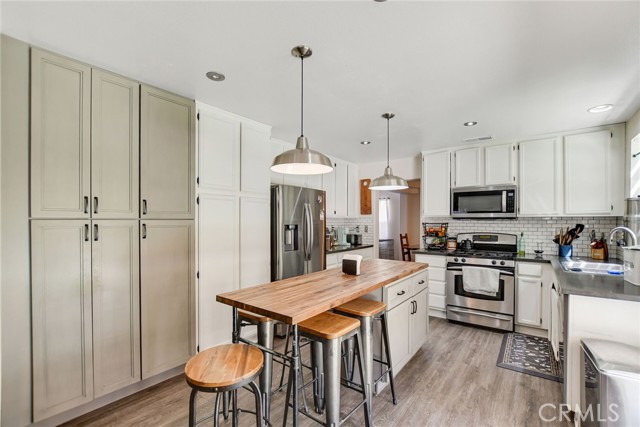 Detail Gallery Image 14 of 42 For 16322 Calle Serena, Moreno Valley,  CA 92551 - 6 Beds | 3 Baths