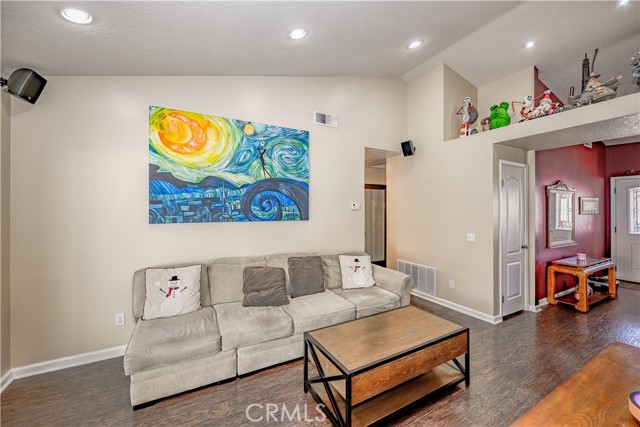 Detail Gallery Image 12 of 47 For 20419 Kesley St, Canyon Country,  CA 91351 - 6 Beds | 3 Baths