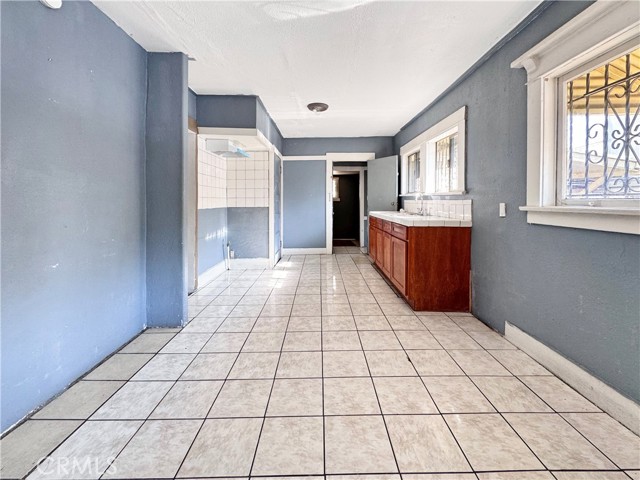 Detail Gallery Image 5 of 29 For 614 W 60th St, Los Angeles,  CA 90044 - – Beds | – Baths