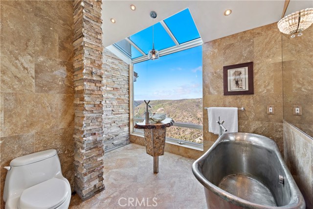 Detail Gallery Image 17 of 23 For 1415 Skyline Drive, Laguna Beach,  CA 92651 - 3 Beds | 4 Baths