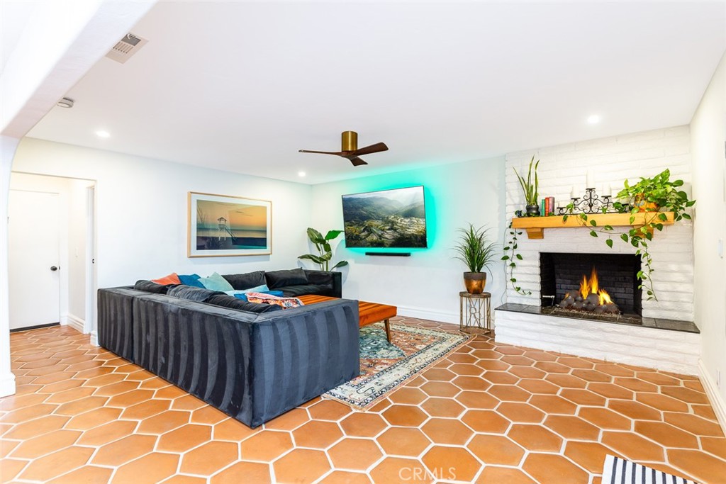 MLS #OC25228321 image #8