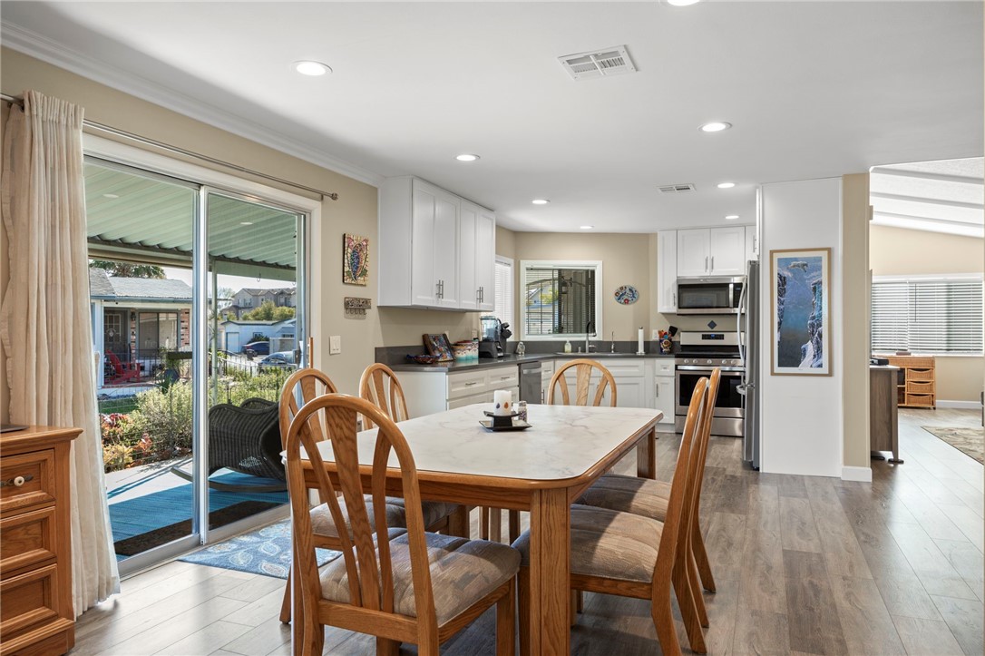 Detail Gallery Image 16 of 35 For 124 Poinsettia Gardens Dr #124,  Ventura,  CA 93004 - 2 Beds | 2 Baths