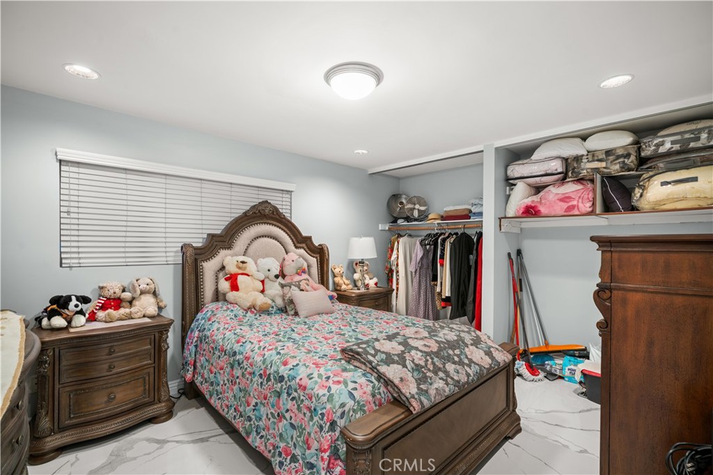 https://media.crmls.org/medias/0716c5df-6557-4123-9e9d-d8e97f289ab7.jpg?preset=X-Large