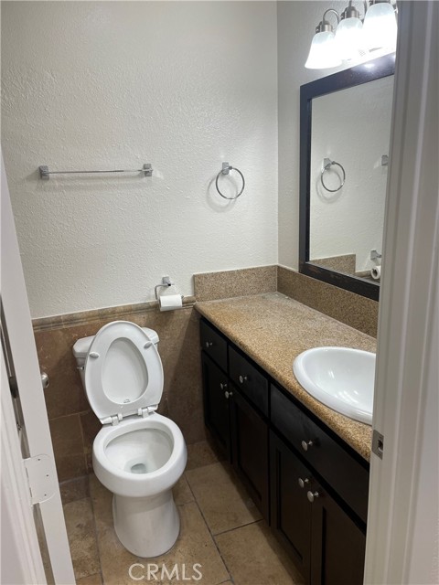 Detail Gallery Image 7 of 10 For 408 E Civic Center Dr #108,  Santa Ana,  CA 92701 - 2 Beds | 2 Baths