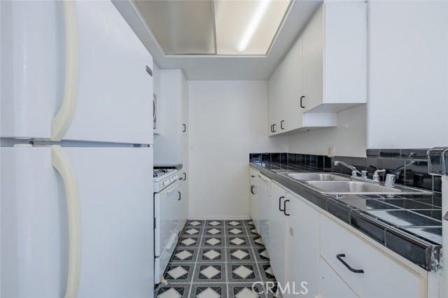 Detail Gallery Image 5 of 27 For 1242 S Holt Ave #104,  Los Angeles,  CA 90035 - 2 Beds | 2/1 Baths