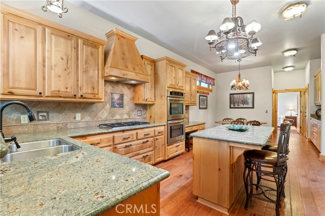 1034 Teakwood Drive, Lake Arrowhead CA: https://media.crmls.org/medias/071c3604-9e40-4c88-8dc7-bb2615635569.jpg