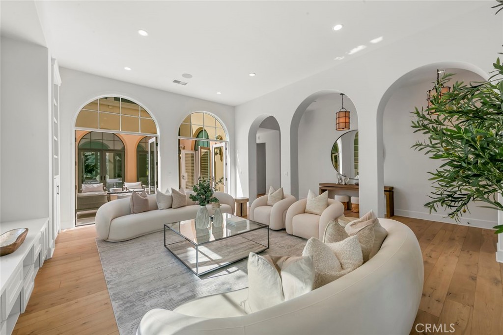 https://media.crmls.org/medias/071d414c-6170-4ab9-a12c-b8cd532a65c4.jpg?preset=X-Large
