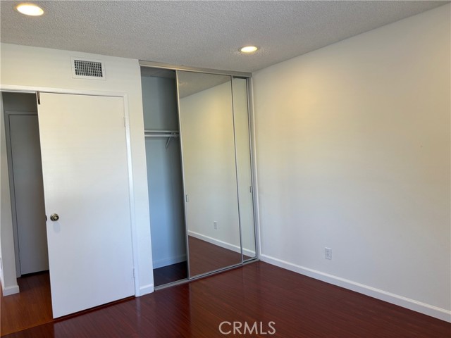 21551 Burbank Boulevard, Woodland Hills CA: https://media.crmls.org/medias/071ecebd-6277-4e5d-8419-31032b535484.jpg