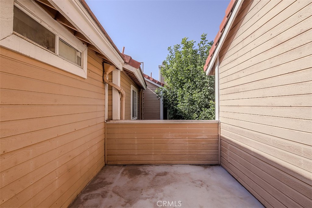 https://media.crmls.org/medias/071f88a3-92f2-424f-ac75-4ef345761d6a.jpg?preset=X-Large
