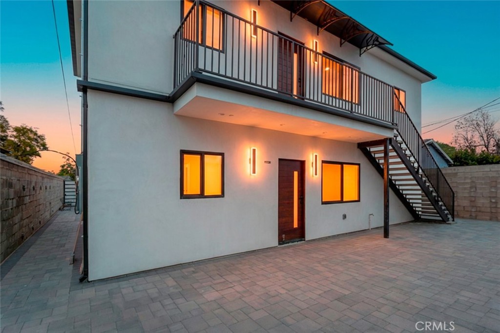 1/2 Emelita Street