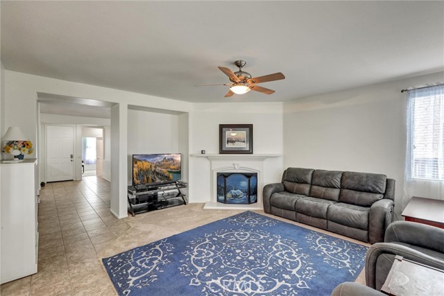 13576 Oxford Ct, Chino CA: https://media.crmls.org/medias/0720a555-e937-4ece-b1fa-b499b8938302.jpg