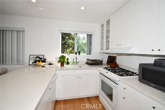 1346 N Laurel Avenue photo 6
