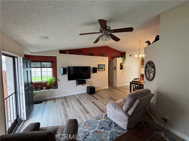 15957 Randall Avenue, Fontana CA: https://media.crmls.org/medias/07231b3c-6d98-4923-8346-505ece501c0d.jpg