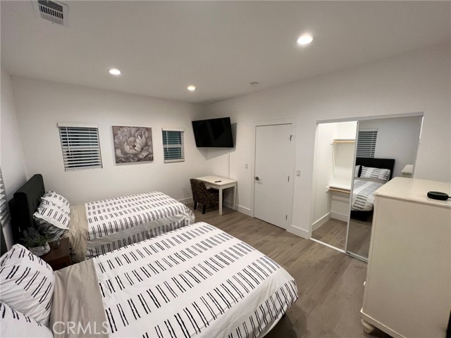 Detail Gallery Image 9 of 35 For 22050 Hart St, Canoga Park,  CA 91303 - 3 Beds | 3 Baths
