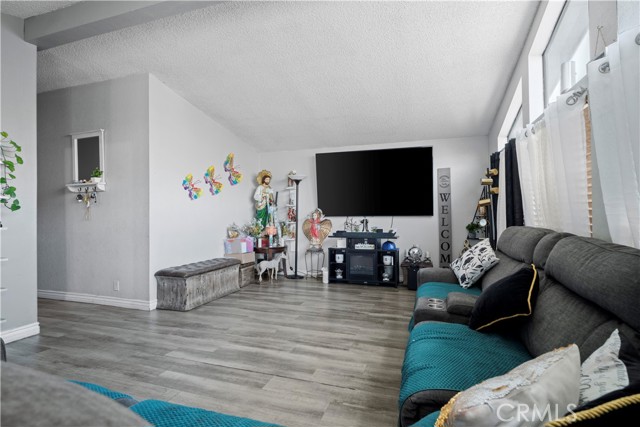 Detail Gallery Image 5 of 11 For 4080 Pedley #191,  Jurupa Valley,  CA 92509 - 4 Beds | 2 Baths