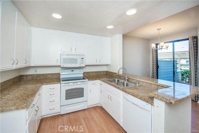 351 Huntington, Irvine CA: https://media.crmls.org/medias/0725d239-7542-4cc4-89f1-a435cb831f1b.jpg
