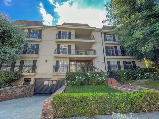 Detail Gallery Image 1 of 52 For 15248 Dickens St #105,  Sherman Oaks,  CA 91403 - 2 Beds | 2 Baths