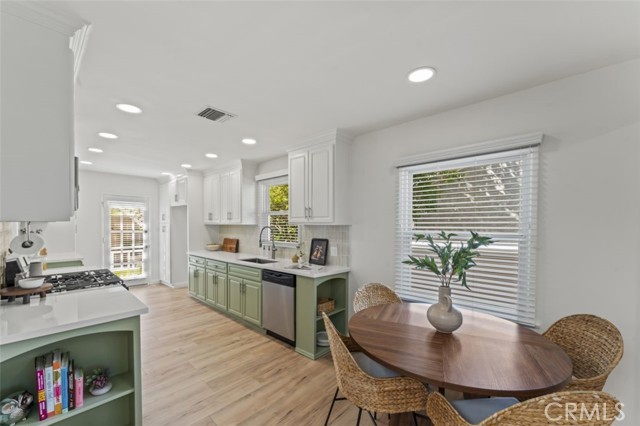 Detail Gallery Image 5 of 44 For 17008 Hartland St, Lake Balboa,  CA 91406 - 4 Beds | 2 Baths