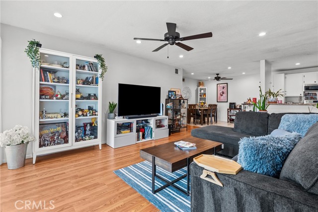 Detail Gallery Image 9 of 50 For 25736 Player Dr #R4,  Valencia,  CA 91355 - 2 Beds | 2 Baths