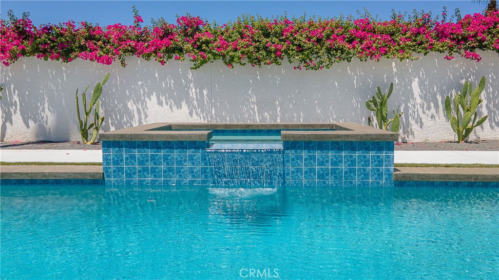 https://media.crmls.org/medias/072a3e6f-81c5-4981-aeba-9700806175b8.jpg?preset=X-Large