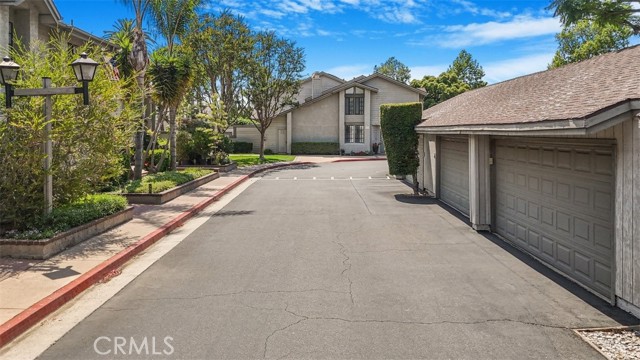 2220 E Chapman Avenue, Fullerton CA: https://media.crmls.org/medias/072c58df-d736-4281-9111-2443f935844d.jpg