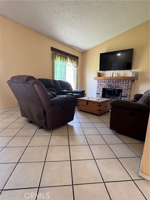 Detail Gallery Image 5 of 14 For 15762 Orchid Ave, Fontana,  CA 92335 - 3 Beds | 2 Baths