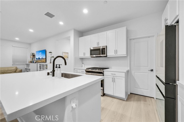 Detail Gallery Image 10 of 26 For 16272 Meadowhouse, Chino,  CA 91708 - 3 Beds | 3/1 Baths